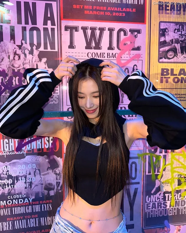 Minatozaki Sana (TWICE) photo 19 of 1069