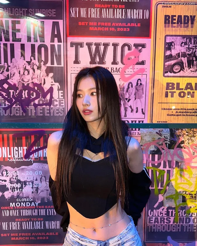 Minatozaki Sana (TWICE) photo 20 of 1069