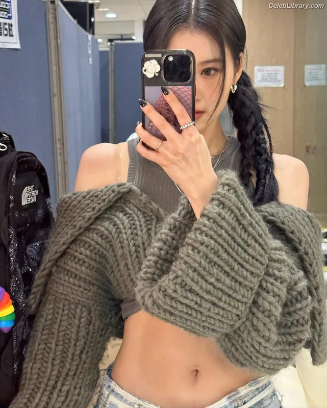 Minatozaki Sana (TWICE) photo 21 of 1069