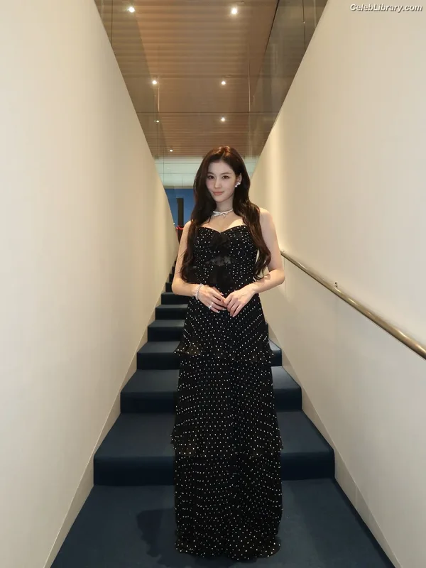 Minatozaki Sana (TWICE) photo 2 of 1069