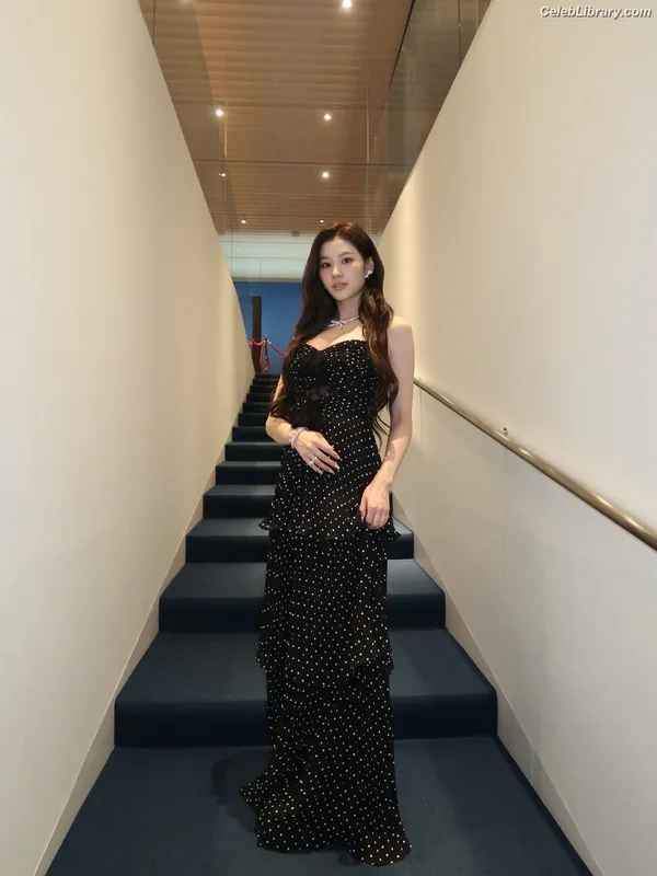 Minatozaki Sana (TWICE) photo 5 of 1069
