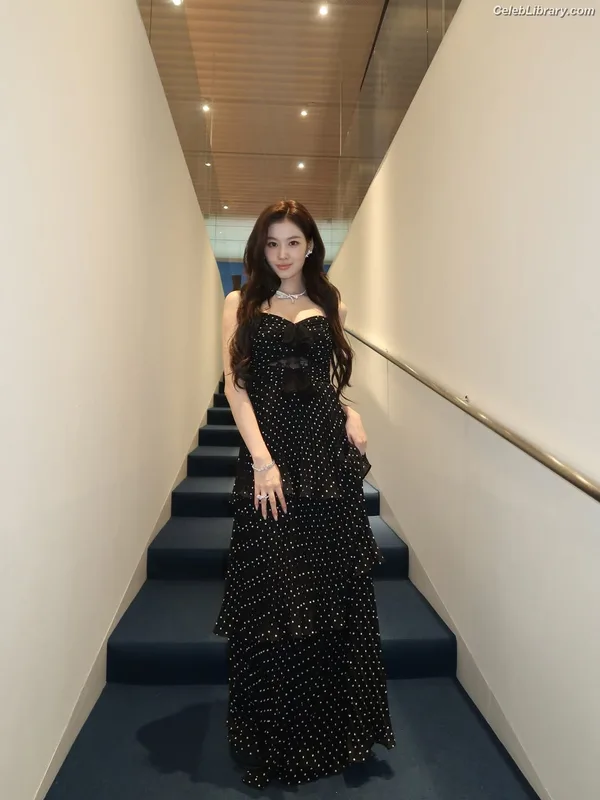Minatozaki Sana (TWICE) photo 6 of 1069