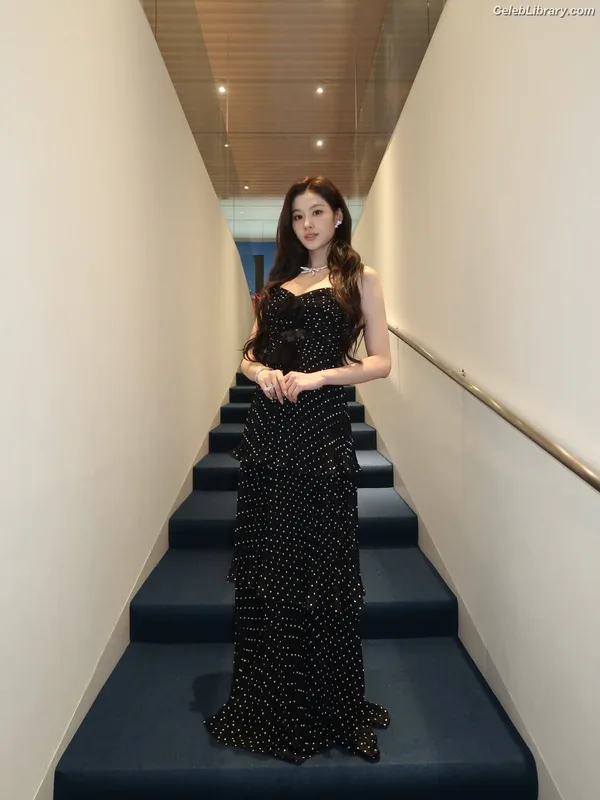 Minatozaki Sana (TWICE) photo 7 of 1069