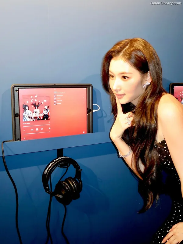 Minatozaki Sana (TWICE) photo 9 of 1069