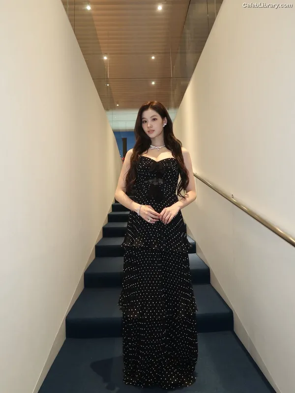 Minatozaki Sana (TWICE) photo 11 of 1069