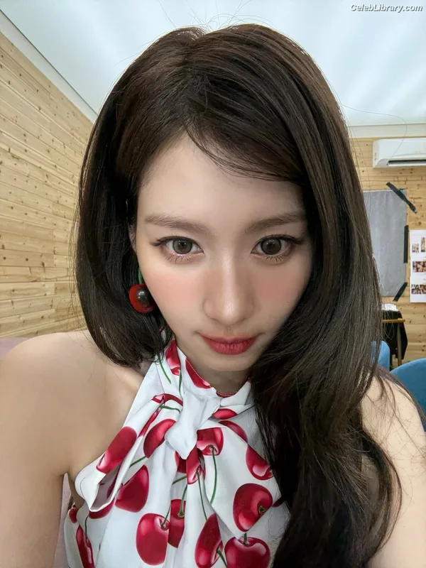 Minatozaki Sana (TWICE) photo 13 of 1069