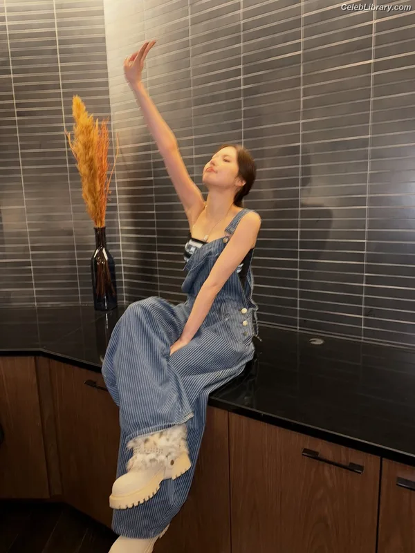 Minatozaki Sana (TWICE) photo 14 of 1069