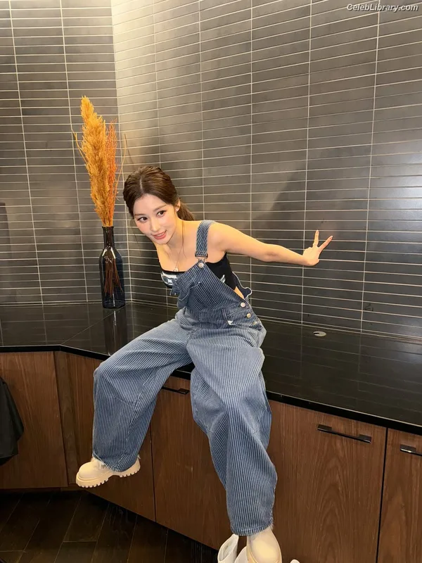 Minatozaki Sana (TWICE) photo 16 of 1069
