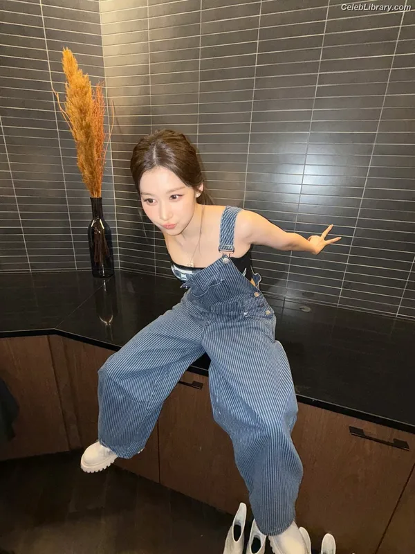 Minatozaki Sana (TWICE) photo 17 of 1069
