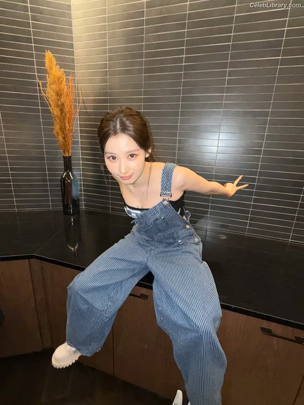 Minatozaki Sana (TWICE) photo 18 of 1069