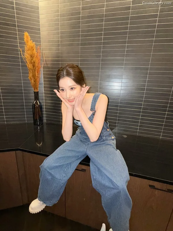 Minatozaki Sana (TWICE) photo 19 of 1069