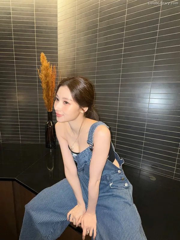 Minatozaki Sana (TWICE) photo 21 of 1069