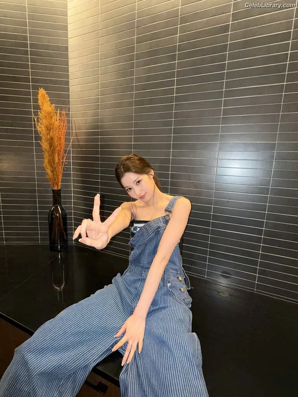Minatozaki Sana (TWICE) photo 23 of 1069