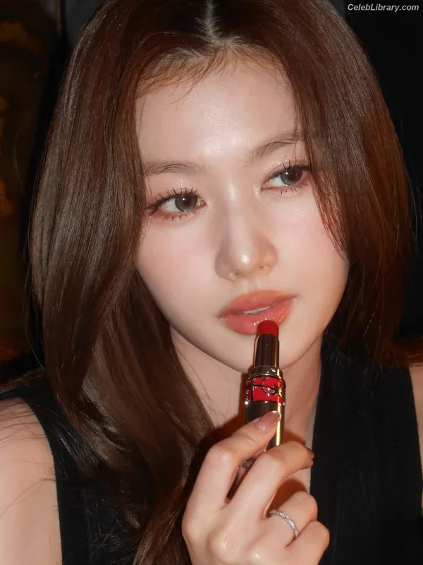 Minatozaki Sana (TWICE) photo 9 of 1069