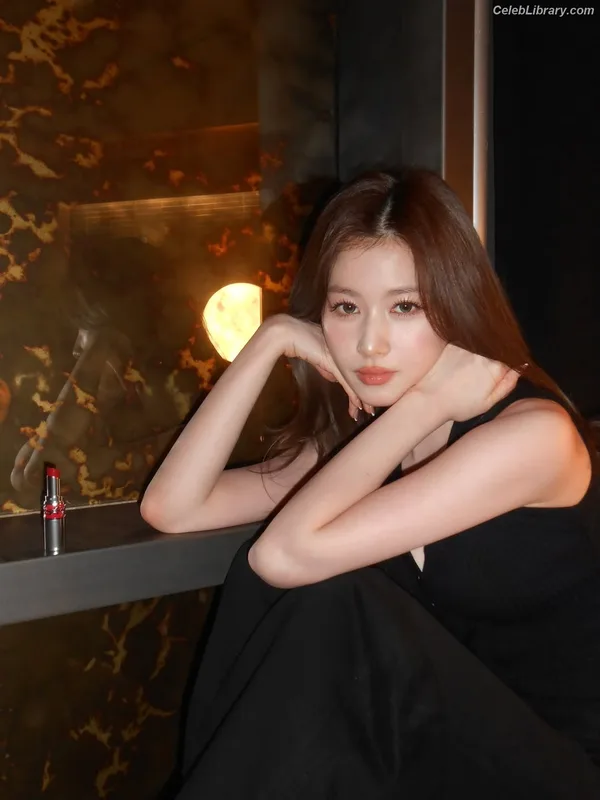 Minatozaki Sana (TWICE) photo 22 of 1069