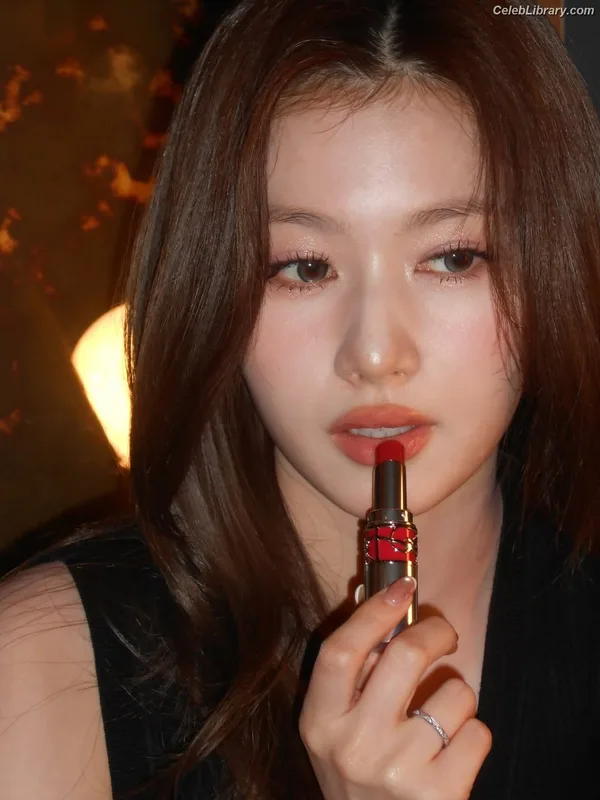 Minatozaki Sana (TWICE) photo 24 of 1069