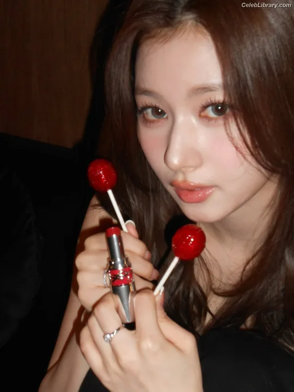 Minatozaki Sana (TWICE) photo 13 of 1069