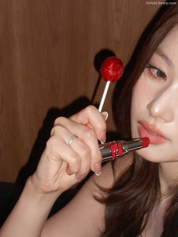 Minatozaki Sana (TWICE) photo 17 of 1069