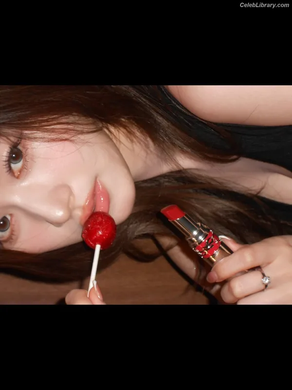 Minatozaki Sana (TWICE) photo 21 of 1069