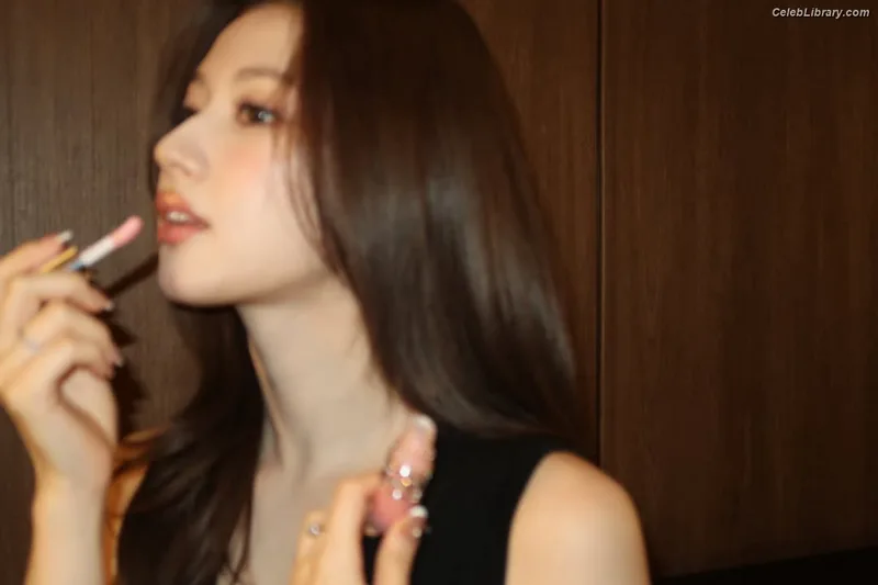 Minatozaki Sana (TWICE) photo 1 of 1069