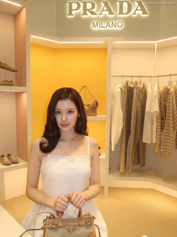 Minatozaki Sana (TWICE) photo 8 of 1069