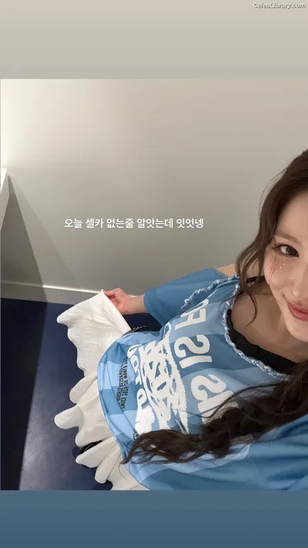 Minatozaki Sana (TWICE) photo 20 of 1069