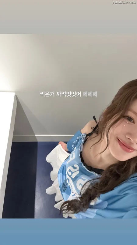 Minatozaki Sana (TWICE) photo 21 of 1069