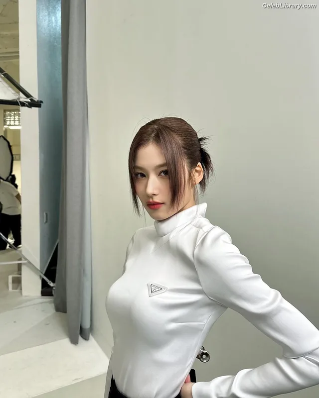 Minatozaki Sana (TWICE) photo 22 of 1069