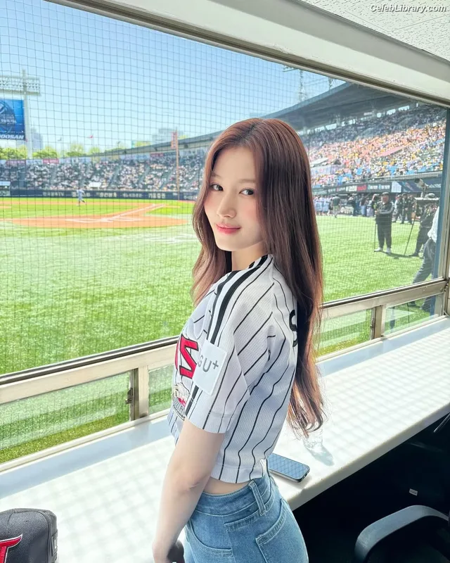 Minatozaki Sana (TWICE) photo 1 of 1069