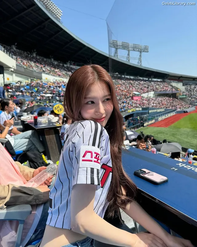 Minatozaki Sana (TWICE) photo 4 of 1069