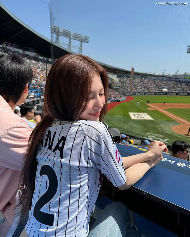 Minatozaki Sana (TWICE) photo 6 of 1069