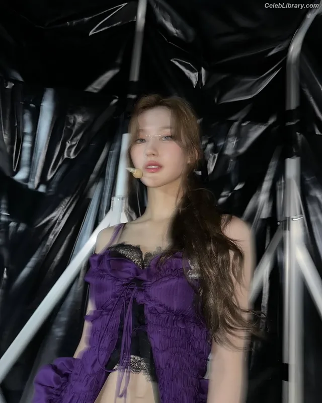 Minatozaki Sana (TWICE) photo 7 of 1069
