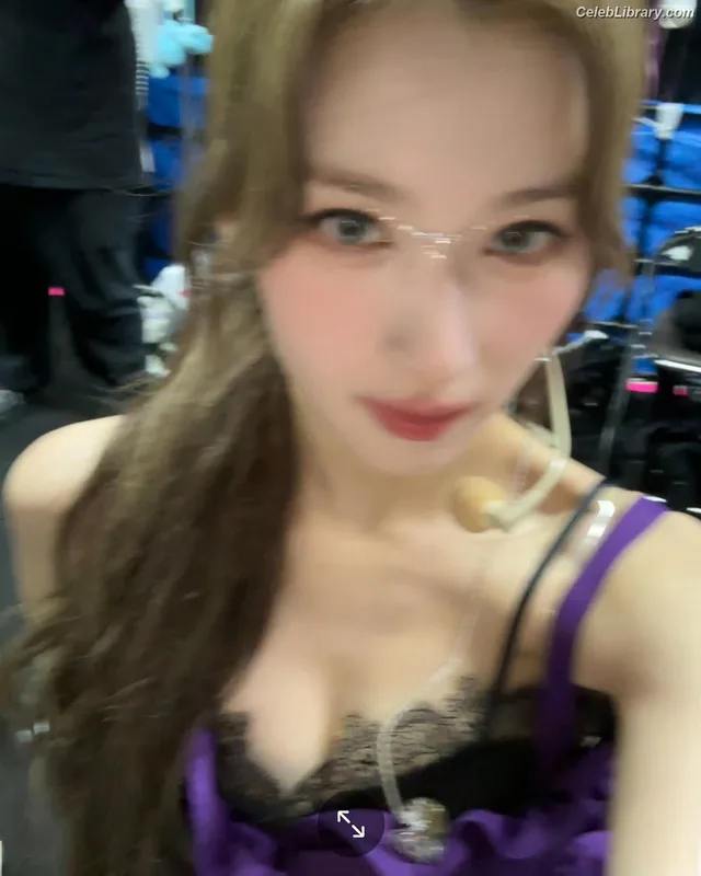 Minatozaki Sana (TWICE) photo 9 of 1069