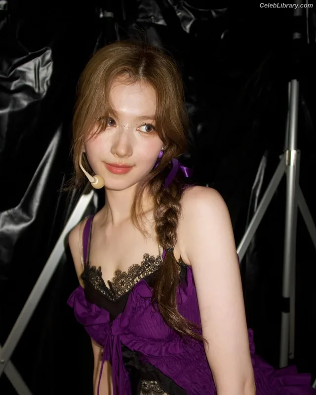 Minatozaki Sana (TWICE) photo 13 of 1069