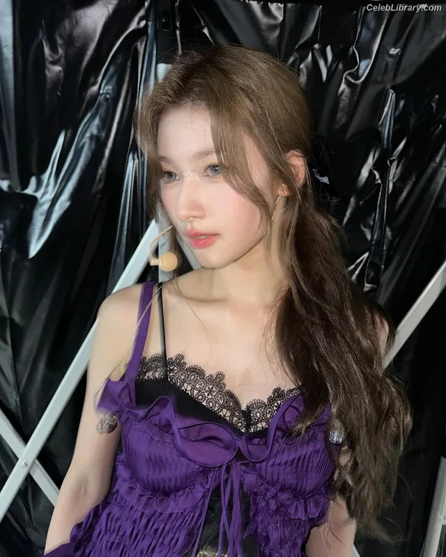 Minatozaki Sana (TWICE) photo 17 of 1069
