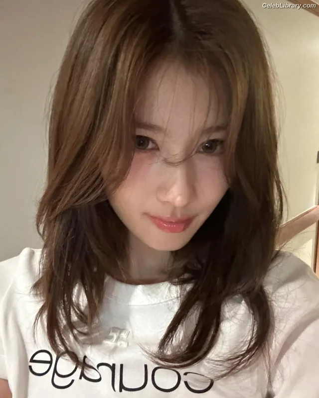 Minatozaki Sana (TWICE) photo 22 of 1069