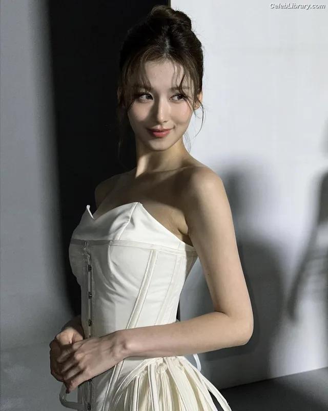 Minatozaki Sana (TWICE) photo 1 of 1069