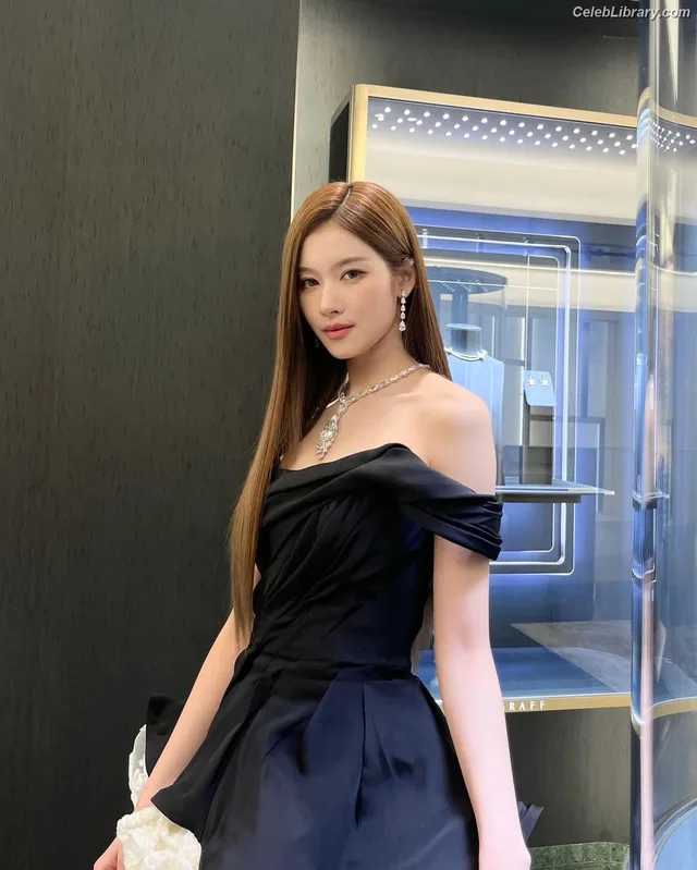 Minatozaki Sana (TWICE) photo 2 of 1069