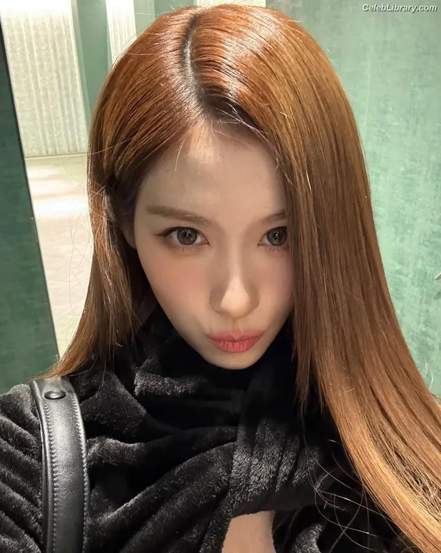 Minatozaki Sana (TWICE) photo 4 of 1069