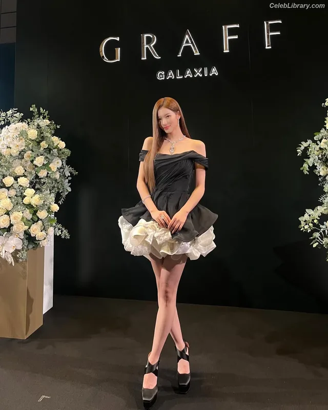 Minatozaki Sana (TWICE) photo 5 of 1069