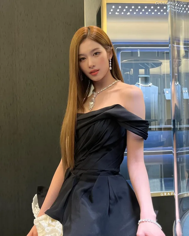 Minatozaki Sana (TWICE) photo 6 of 1069
