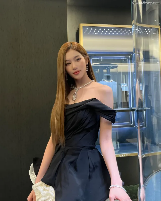 Minatozaki Sana (TWICE) photo 7 of 1069