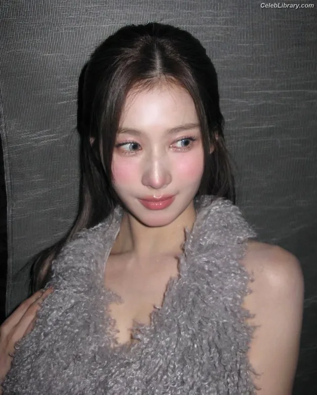 Minatozaki Sana (TWICE) photo 10 of 1069