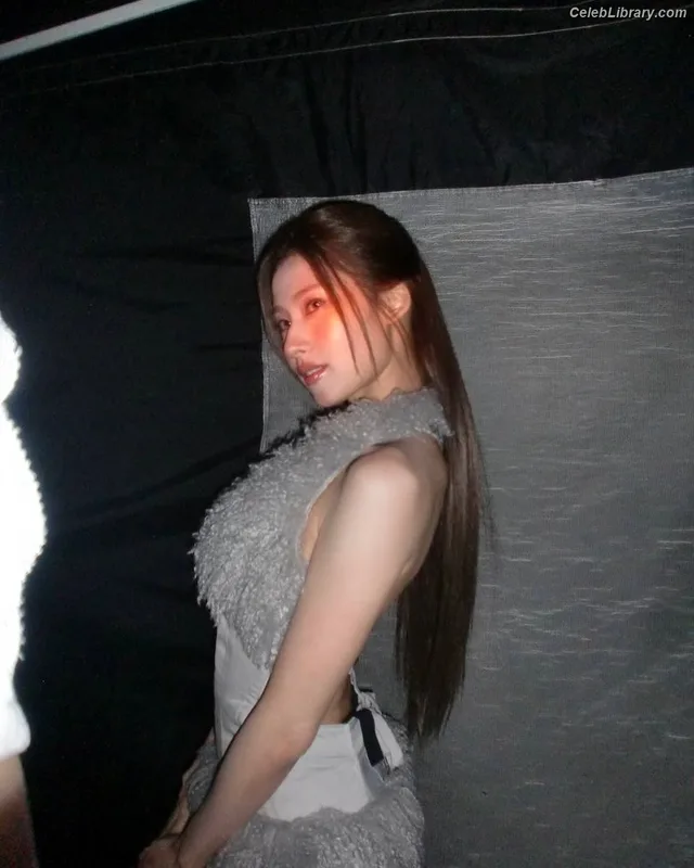 Minatozaki Sana (TWICE) photo 14 of 1069