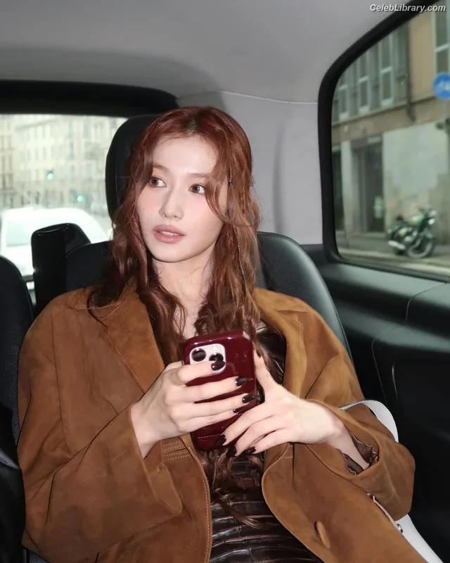 Minatozaki Sana (TWICE) photo 1 of 1069