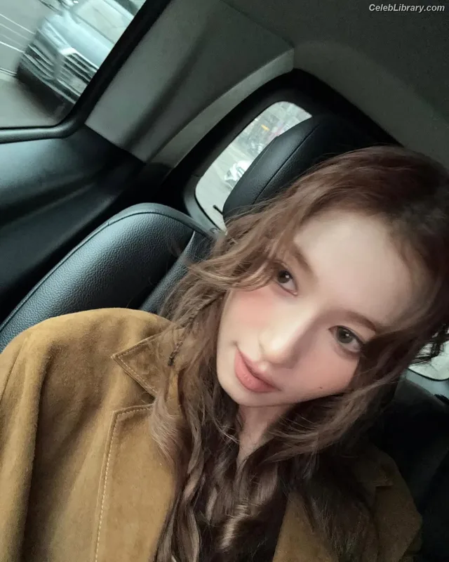 Minatozaki Sana (TWICE) photo 2 of 1069