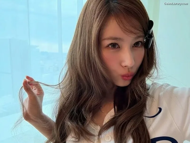 Minatozaki Sana (TWICE) photo 11 of 1069
