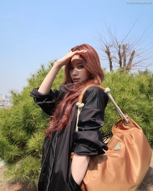 Minatozaki Sana (TWICE) photo 17 of 1069