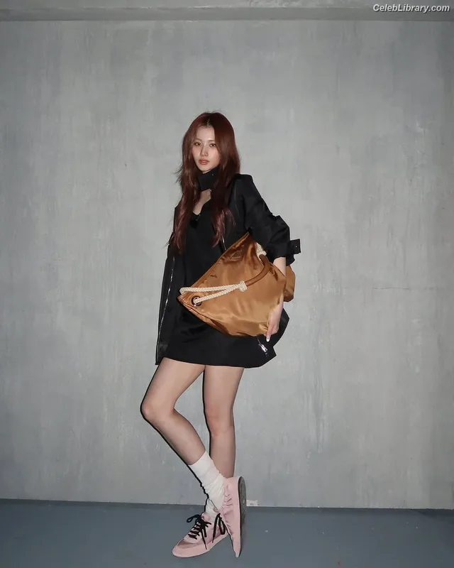 Minatozaki Sana (TWICE) photo 20 of 1069