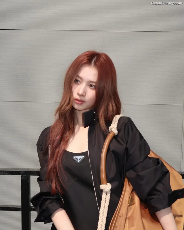 Minatozaki Sana (TWICE) photo 22 of 1069